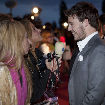 Sam Claflin sonríe ante los medios en la premiére de 'Piratas del Caribe'