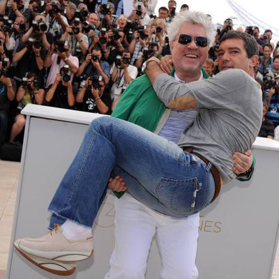 Antonio Banderas, en brazos de Pedro Almodóvar en el photocall de Cannes