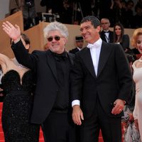 Pedro Almodóvar y Antonio Banderas, en la alfombra roja de 'La piel que habito'