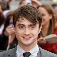 Daniel Radcliffe sonríe en la premiére de la última película de Harry Potter