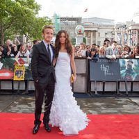 Tom Felton y su novia en la alfombra roja de 'Harry Potter y las reliquias de la muerte: Parte 2'