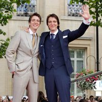 Oliver y James Phelps asistieron a la premiére de 'Las reliquias de la muerte: Parte 2'