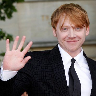 Rupert Grint saluda a los fans en la premiére de 'Las reliquias de la muerte: Parte 2'