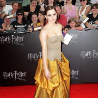 Emma Watson cruza la alfombra roja de 'Las reliquias de la muerte: Parte 2'