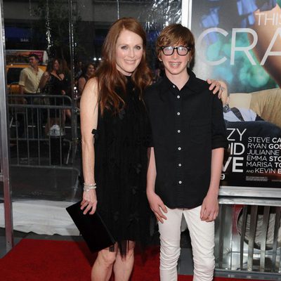 Julianne Moore y su hijo Caleb en la premiére de 'Crazy, stupid love'