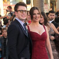 Chris Evans y Hayley Atwell en la premiére de 'Capitán América'