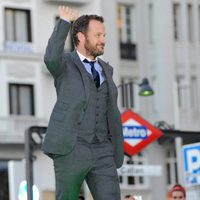 Peter Sarsgaard saluda al público en la plaza de Callao