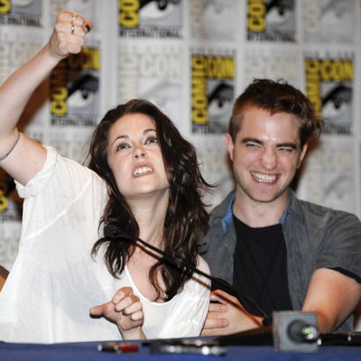 Kristen Stewart y Robert Pattinson, bromistas en la Comic-Con 2011