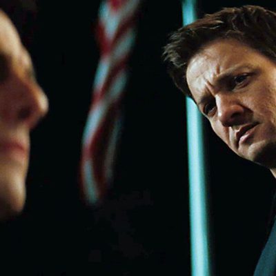 Jeremy Renner observa a Tom Cruise