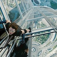 Ethan Hunt escala un edificio en 'Misión Imposible: Protocolo fantasma'