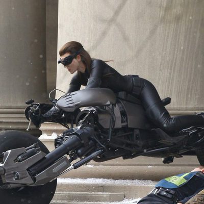 Anne Hathaway sube a Catwoman a una moto