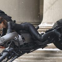 Anne Hathaway estrena una nueva Catwoman para 'El Caballero Oscuro: La leyenda renace'