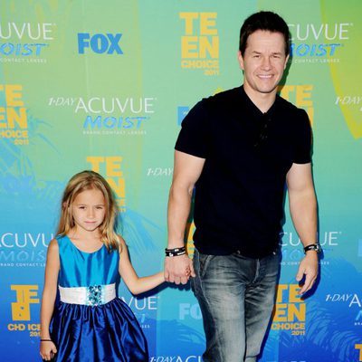 Mark Wahlberg y su hija en los Teen Choice Awards 2011