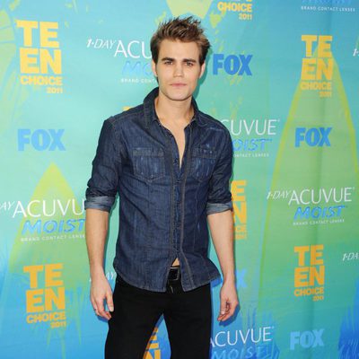 Paul Wesley posa en los Teen Choice Awards 2011