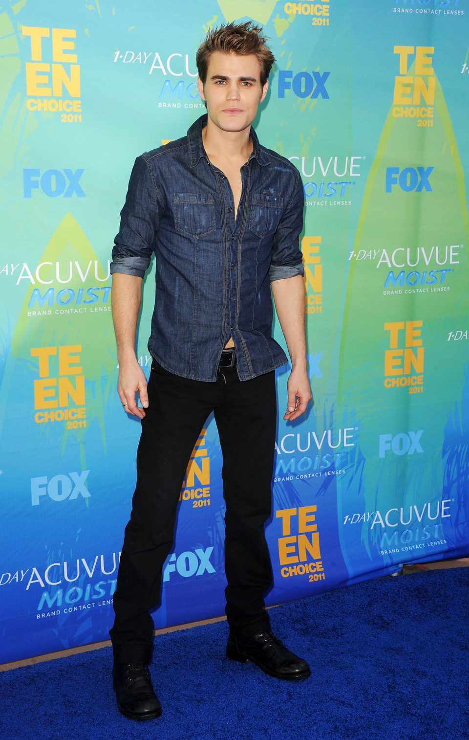 Paul Wesley posa en los Teen Choice Awards 2011