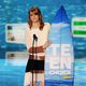 Emma Stone recoge su tabla de surf en los Teen Choice Awards 2011