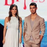 Rachel Bilson y Joe Jonas presentan un Teen Choice Award