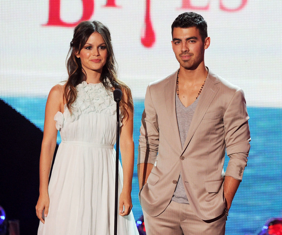 Rachel Bilson y Joe Jonas presentan un Teen Choice Award