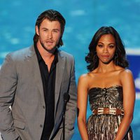 Chris Hemsworth y Zoe Saldana presentan un premio