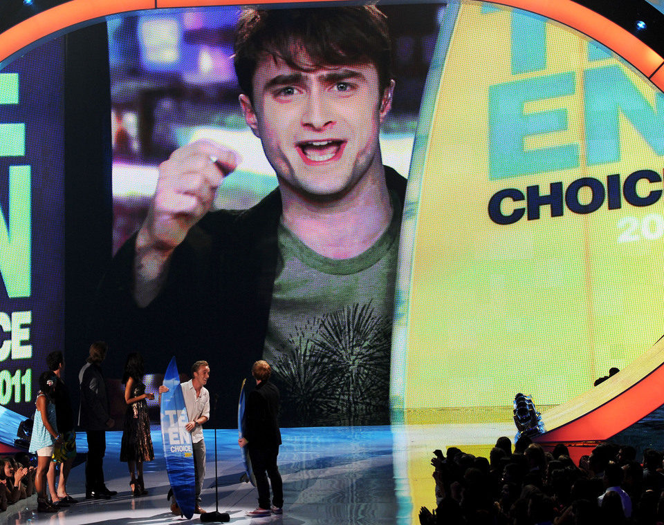 Daniel Radcliffe saluda desde la pantalla de los Teen Choice Awards 2011