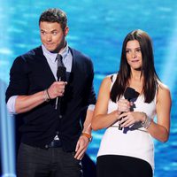 Kellan Lutz y Ashley Greene suben al escenario de los Teen Choice Awards 2011