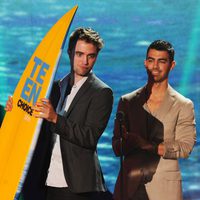 Robert Pattinson recoge un premio junto a Joe Jonas