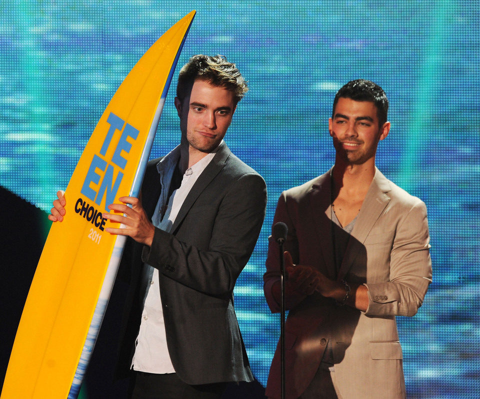 Robert Pattinson recoge un premio junto a Joe Jonas