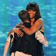 Justin Bieber abraza a Tyra Banks en los Teen Choice Awards