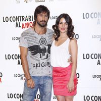 La pareja protagonista de 'Lo contrario al amor' en el photocall