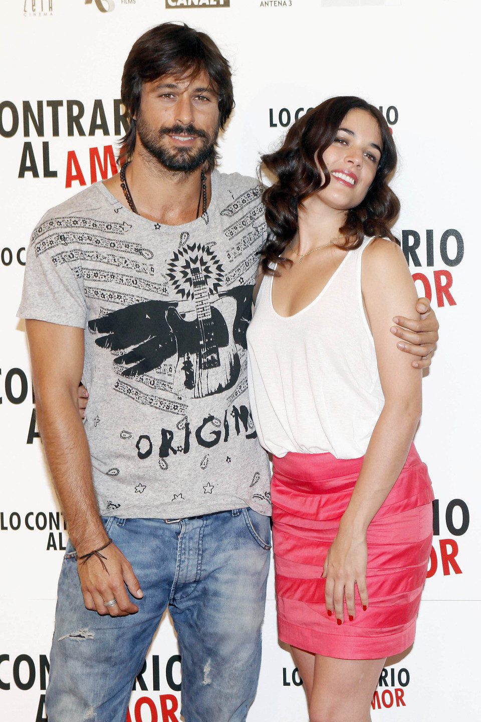 Hugo Silva y Adriana Ugarte posan en el photocall de 'Lo contrario al amor'