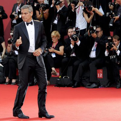 George Clooney posa ante la prensa en el Festival de Venecia