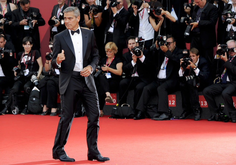 George Clooney posa ante la prensa en el Festival de Venecia