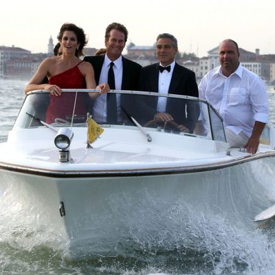 George Clooney en barco en Venecia