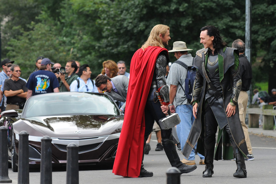 Chris Hemsworth y Tom Hiddleston ruedan 'Los Vengadores'