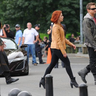 Tom Hiddleston, Scarlet Johansson y Jeremy Renner en el rodaje de 'Los Vengadores