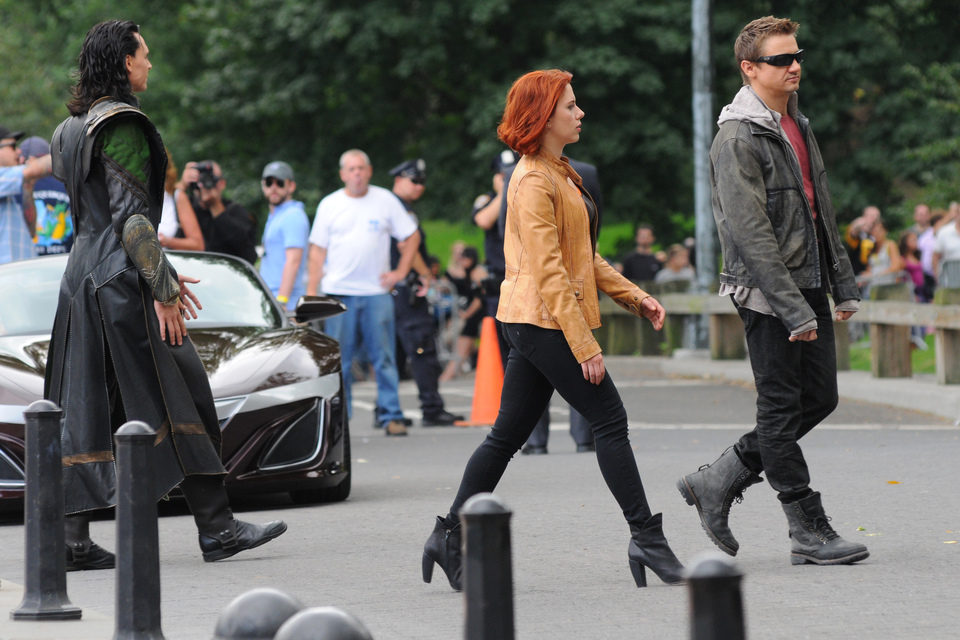 Tom Hiddleston, Scarlet Johansson y Jeremy Renner en el rodaje de 'Los Vengadores