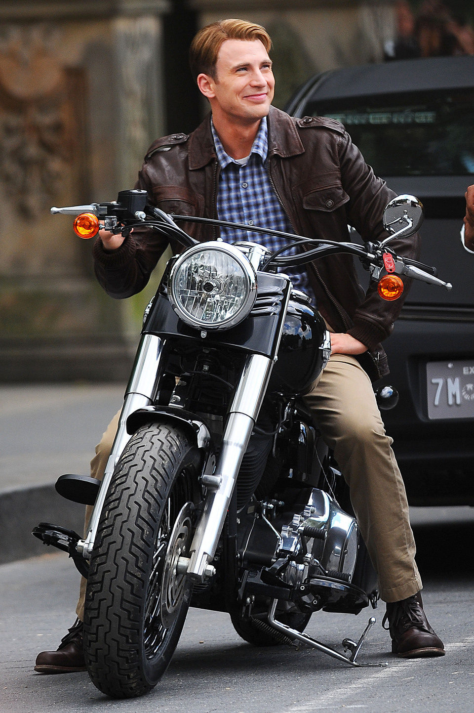 Steve Rogers en moto en el set de 'Los Vengadores'