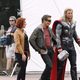 Jeremy Renner pone boquita de piñon con Chris Hemsworth y Scarlett Johansson