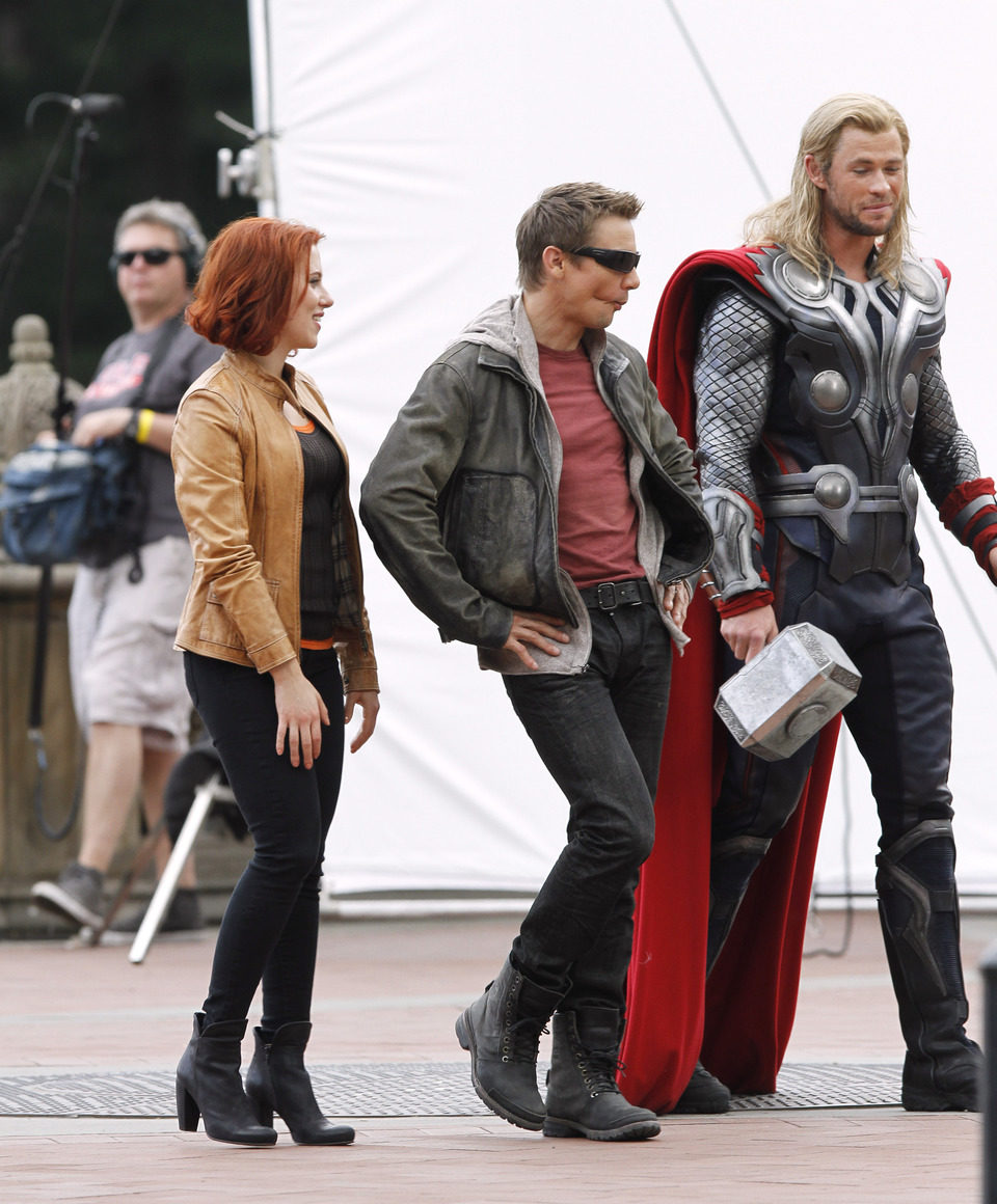 Jeremy Renner pone boquita de piñon con Chris Hemsworth y Scarlett Johansson