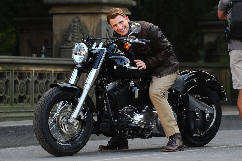 Chris Evans en moto en el rodaje de 'Los Vengadores'