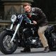 Chris Evans en moto en el rodaje de 'Los Vengadores'