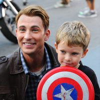 Chris Evans y un fan de Capitán América