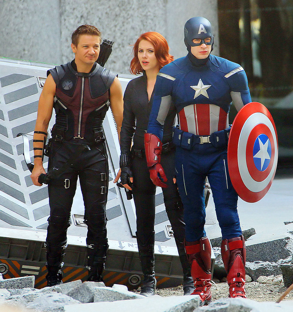 Chris Evans, Jeremy Renner y Scarlett Johansson con sus trajes de 'Los Vengadores'