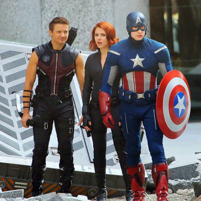 Chris Evans, Jeremy Renner y Scarlett Johansson con sus trajes de 'Los Vengadores'