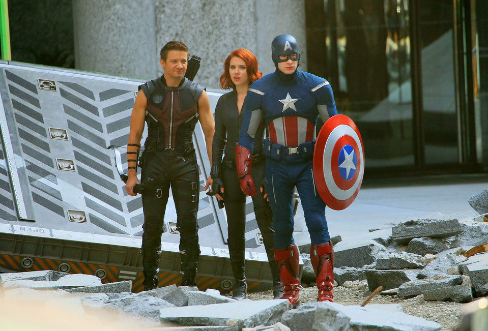 Chris Evans, Jeremy Renner y Scarlett Johansson en 'Los Vengadores'