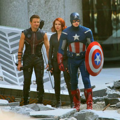 Chris Evans, Jeremy Renner y Scarlett Johansson en 'Los Vengadores'