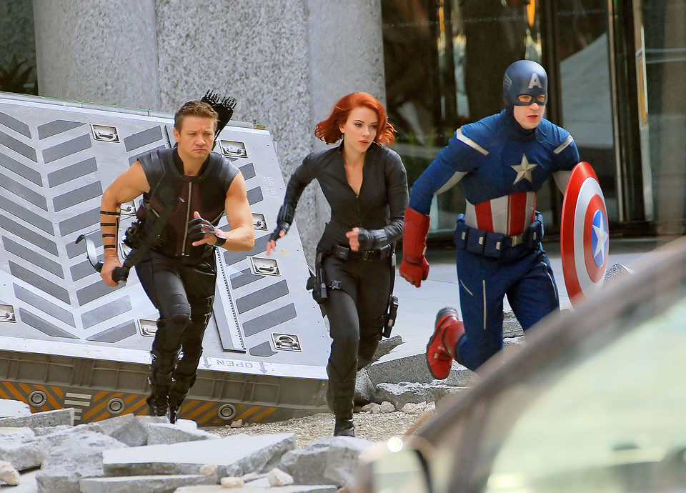 Chris Evans, Jeremy Renner y Scarlett Johansson ruedan una escena de acción de 'Los Vengadores'