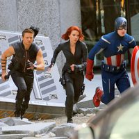 Chris Evans, Jeremy Renner y Scarlett Johansson ruedan una escena de acción de 'Los Vengadores'