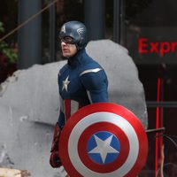 Chris Evans con el escudo de Capitán América en 'Los Vengadores'