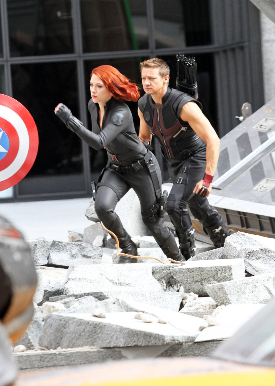 Scarlett Johansson y Jeremy Renner en el set de 'Los Vengadores'